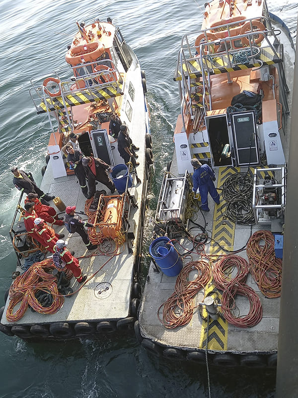 Barco de servicios submarinos adecuado para el trabajo.
